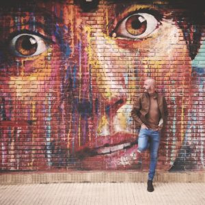 fotos de hombre en grafiti en la calle de Joaquin Martinez fotógrafo en murcia