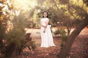 reportaje fotos con vestido de comunión niña en exterior en campo y naturaleza en murcia