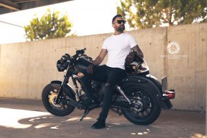 reportaje de fotos de hombre con tatuajes y moto custom caferacer en exterior urbanas en Murcia
