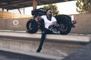 reportaje de fotos de hombre con tatuajes y moto custom caferacer en exterior urbanas en Murcia