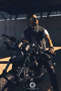 reportaje de fotos de hombre con tatuajes y moto en exterior urbanas en Murcia