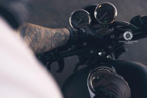 reportaje de fotos de hombre con tatuajes y moto caferacer custom choper en exterior urbanas en Murcia