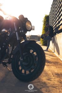 reportaje al aterdecer de fotos de hombre moto cafe racer en exterior en Murcia