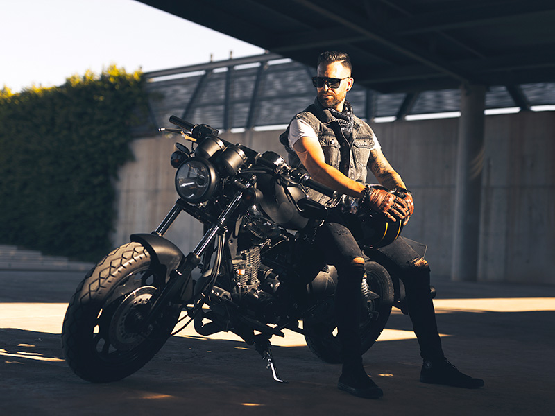 reportaje de fotos de hombre con tatuajes y moto custom en exterior urbanas en Murcia