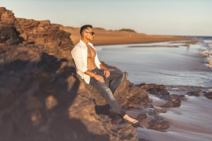 reportaje de fotos de hombre en la playa en calblanque fotografo en murcia