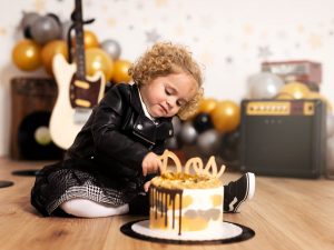 reportaje de cumpleaños smash cake 2 años roquera musica