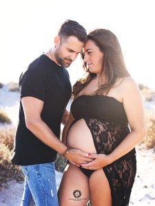sesion de fotos de embarazada premama en pareja en la playa en murcia