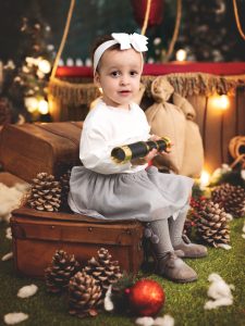 reportaje navideño con decorado de fotos de navidad peques niños bebe y familia en murcia