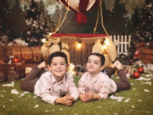 sesión de fotos de navidad en globo peques niños bebe y familia en murcia hermanos
