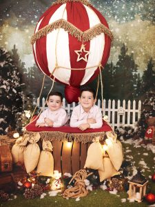 sesión de fotos de navidad en globo peques niños bebe y familia en murcia hermanos