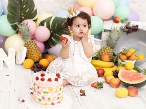 sesión de fotos de un año reportaje de cumpleaños smash cake con frutas