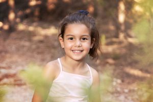 sesión de fotos infantil de en exterior en el bosque de post o pre comunión en Murcia