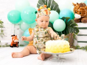 Sesión de Fotos de smashcake con globos como bosque o selva de peque para su primer cumpleaños