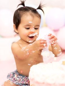 Sesión de Fotos de smashcake con globos de peque para su prrimer cumpleaños
