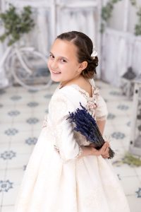 sesión de fotos de niña de comunión en estudio en Murcia con vestido para mi primera comunión