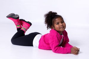 Sesión de fotos en el estudio de moda infantil de peques para agencia de modelos o outfit ropa casual.