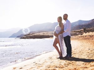Sesión de fotos de embarazo en la playa de Calblanque en Murcia en pareja