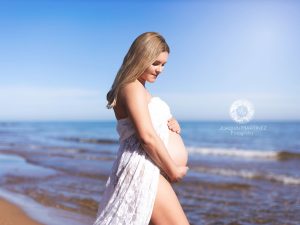 Sesión de fotos de embarazo premama en exterior en la playa de Calblanque en Murcia