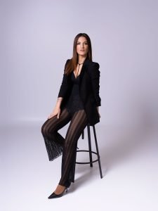 Sesión de fotos tipo book en estudio con Nuria con fuerza y presencia. Retrato profesional realizado por Joaquín Martínez Fotografía en Murcia.