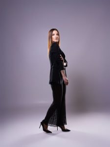 Sesión de fotos tipo book en estudio con Nuria con fuerza y presencia. Retrato profesional realizado por Joaquín Martínez Fotografía en Murcia.