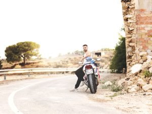 Retrato de Antonio con su moto en el campo de Corvera (Murcia) al atardecer de verano, sesión de fotos en exterior por Joaquín Martínez Fotografía.