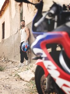 Retrato de Antonio con su moto en el campo de Corvera (Murcia) al atardecer de verano, sesión de fotos en exterior por Joaquín Martínez Fotografía.