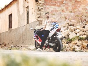 Retrato de Antonio con su moto en el campo de Corvera (Murcia) al atardecer de verano, sesión de fotos en exterior por Joaquín Martínez Fotografía.