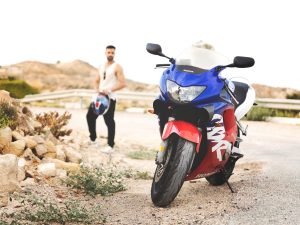 Retrato de Antonio con su moto en el campo de Corvera (Murcia) al atardecer de verano, sesión de fotos en exterior por Joaquín Martínez Fotografía.