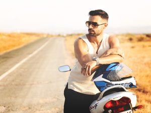 Retrato de Antonio con su moto en el campo de Corvera (Murcia) al atardecer de verano, sesión de fotos en exterior por Joaquín Martínez Fotografía.
