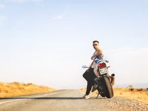 Retrato de Antonio con su moto en el campo de Corvera (Murcia) al atardecer de verano, sesión de fotos en exterior por Joaquín Martínez Fotografía.