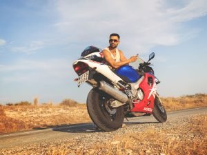 Retrato de Antonio con su moto en el campo de Corvera (Murcia) al atardecer de verano, sesión de fotos en exterior por Joaquín Martínez Fotografía.