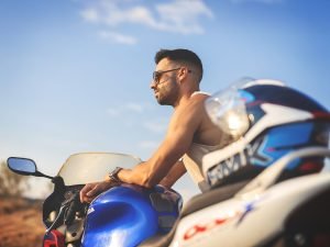 Retrato de Antonio con su moto en el campo de Corvera (Murcia) al atardecer de verano, sesión de fotos en exterior por Joaquín Martínez Fotografía.