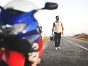 Retrato de Antonio con su moto en el campo de Corvera (Murcia) al atardecer de verano, sesión de fotos en exterior por Joaquín Martínez Fotografía.