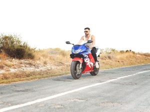 Retrato de Antonio con su moto en el campo de Corvera (Murcia) al atardecer de verano, sesión de fotos en exterior por Joaquín Martínez Fotografía.