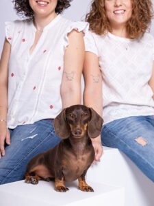 Sesión de fotos en estudio de Berlín, un teckel mini con su familia