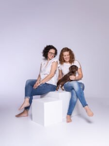 Sesión de fotos en estudio de Berlín, un teckel mini con su familia