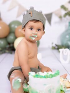 Fotografía de sesión Smash Cake en Murcia para celebrar el primer cumpleaños, con tarta y decoración divertida.