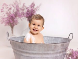 Sesión de baño de espuma para bebé en barreño, después del Smash Cake. Fotografías dulces y divertidas realizadas en estudio por Joaquín Martínez Fotografía en Murcia.
