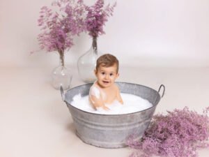 Sesión de baño de espuma para bebé en barreño, después del Smash Cake. Fotografías dulces y divertidas realizadas en estudio por Joaquín Martínez Fotografía en Murcia.