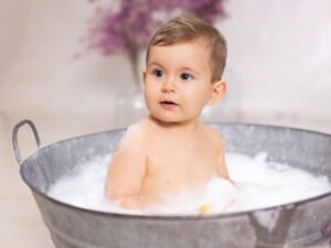Sesión de baño de espuma para bebé en barreño, después del Smash Cake. Fotografías dulces y divertidas realizadas en estudio por Joaquín Martínez Fotografía en Murcia.