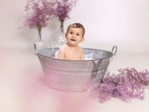 Sesión de baño de espuma para bebé en barreño, después del Smash Cake. Fotografías dulces y divertidas realizadas en estudio por Joaquín Martínez Fotografía en Murcia.
