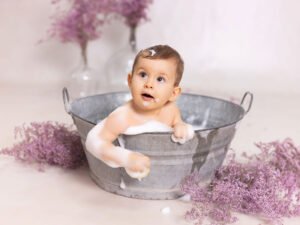 Sesión de baño de espuma para bebé en barreño, después del Smash Cake. Fotografías dulces y divertidas realizadas en estudio por Joaquín Martínez Fotografía en Murcia.