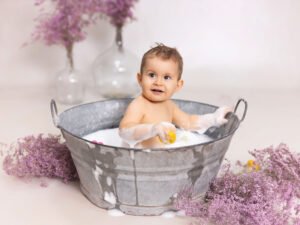 Sesión de baño de espuma para bebé en barreño, después del Smash Cake. Fotografías dulces y divertidas realizadas en estudio por Joaquín Martínez Fotografía en Murcia.