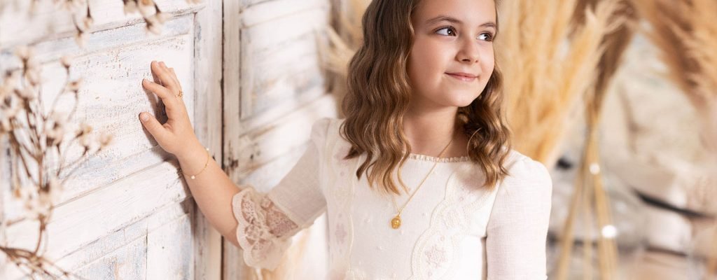 Sesión de fotos de primera comunión en estudio en Murcia | Niña con vestido de comunión y decorado mediterráneo con pampas y flor almendro | Joaquín Martínez Fotografía
