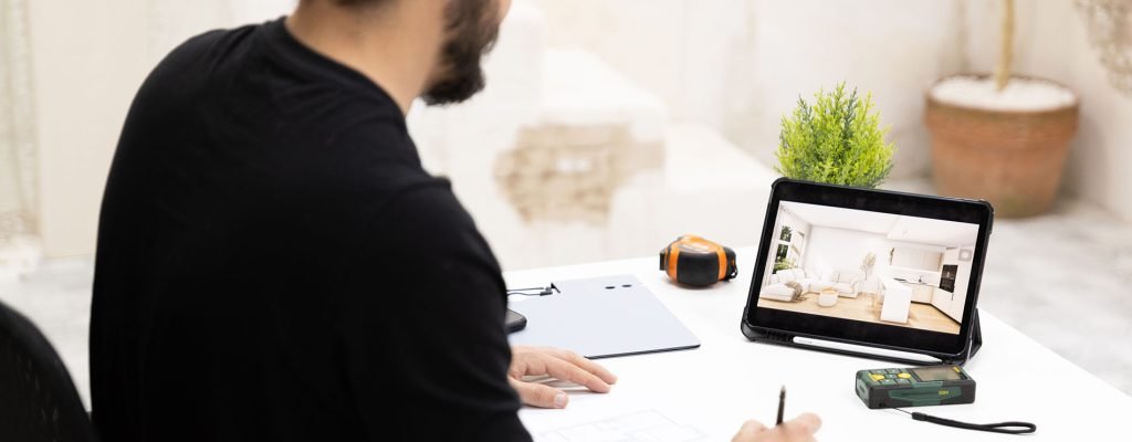 Arquitecto trabajando en su proyecto con plano y tablet, sesión de marca personal en estudio fotográfico en Murcia